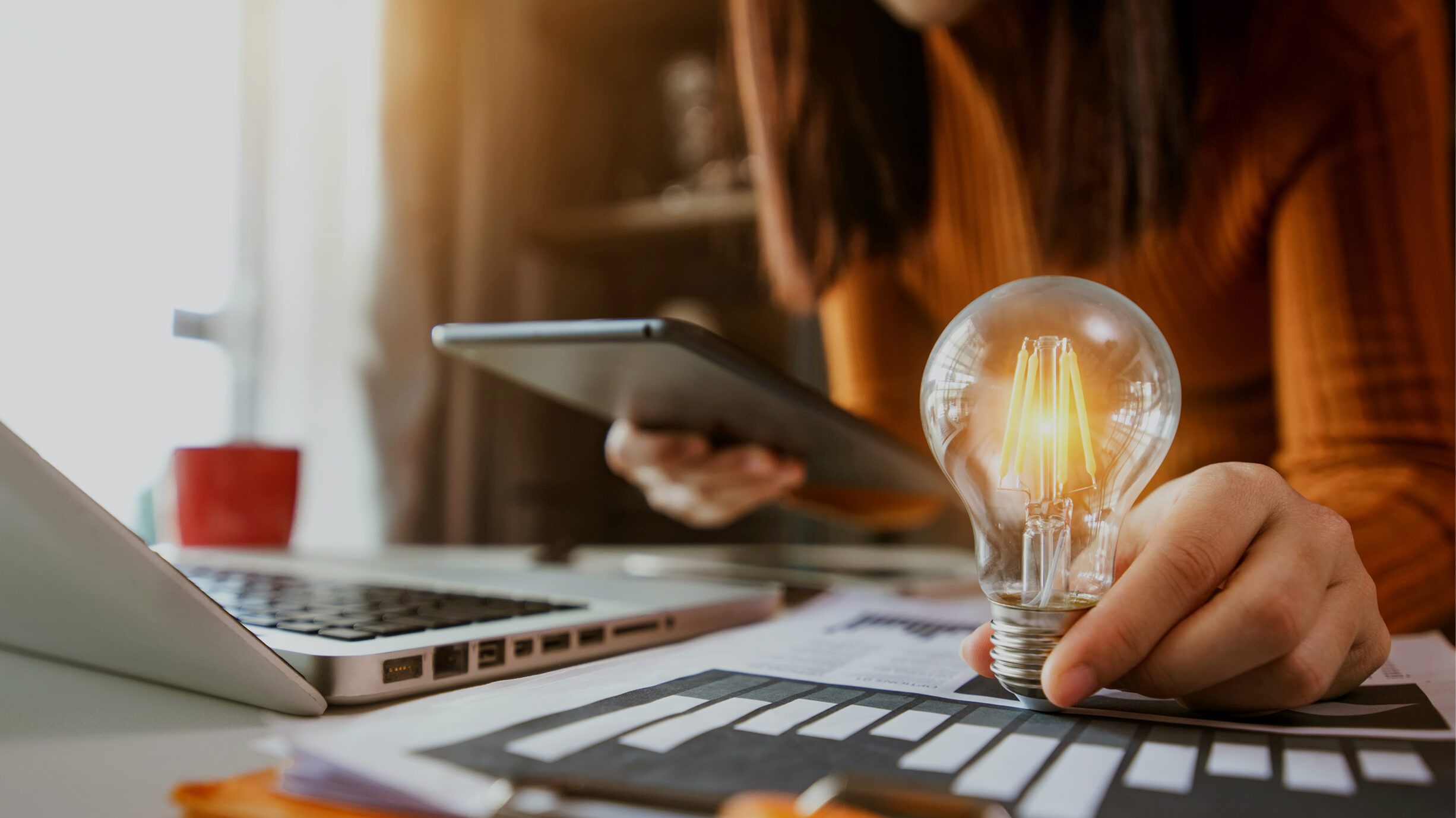 girl on tablet with lightbulb